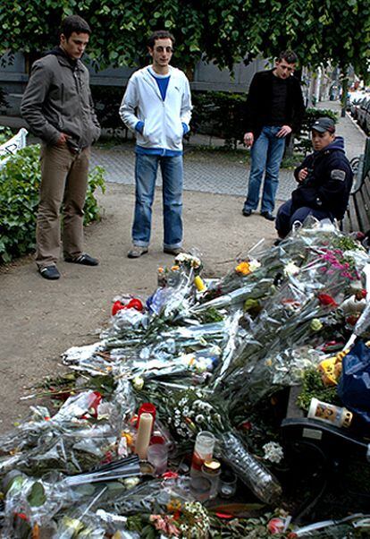 Flores en el lugar donde se produjo un ataque racista en Amberes.