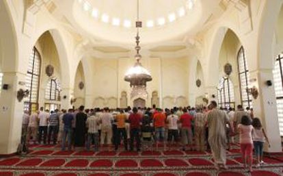 Varias personas en el interior de la Mezquita Abu Bakr de Madrid, en el comienzo del Ramadán.
