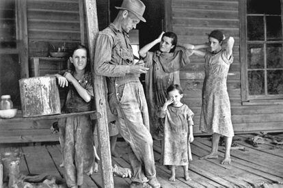 Floyd Burroughs junto a los ni&ntilde;os de la familia Tingle en Alabama (1936).