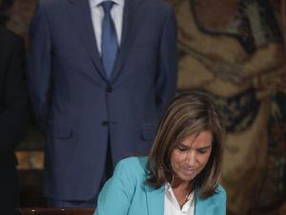 La ministra de Sanidad, Ana Mato, firma el Pacto por la Sostenibilidad y Calidad del Sistema Nacional de Salud en presencia de Mariano Rajoy. 