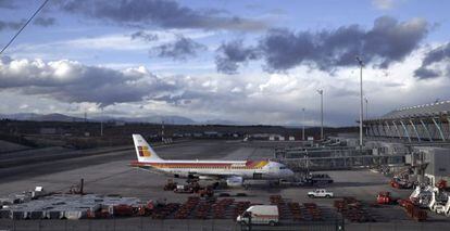 Vista de la zona de aparque de aviones de la T4 de Barajas.