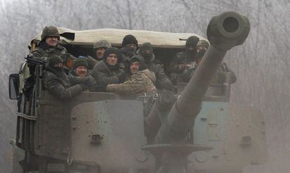 Soldados ucranios en la carretera que une las localidades de Dabeltseve y Artemivsk. La lucha entre separatistas apoyados por Rusia y las fuerzas del gobierno de Ucrania, ha continuado a pesar del acuerdo alcanzado por los líderes de Rusia, Ucrania, Alemania y Francia en la capital bielorrusa de Minsk el jueves.