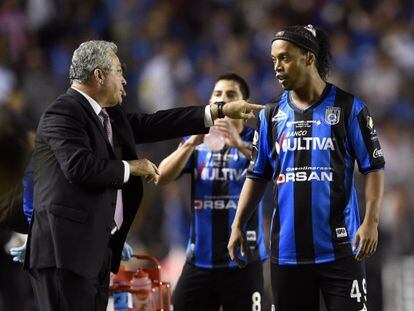 Ronaldinho recibe instrucciones de su entrenador, Manuel Vucetich