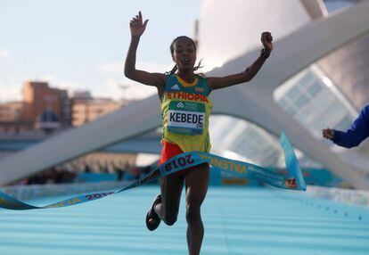 La atleta etíope Gudeta Kedebe a su llegada a la meta en la Ciutat de les Ciències de Valencia. 