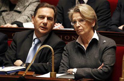 La ministra francesa de Asuntos Exteriores, Michèlle Alliot-Marie, junto con el ministro de Energía e Industria, Eric Besson.