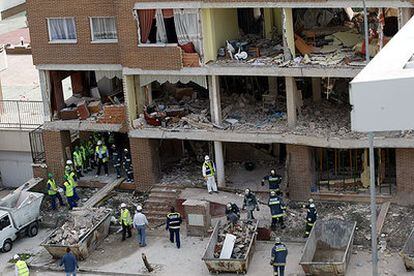 Aspecto del edificio de Leganés después del suicidio colectivo de siete presuntos terroristas autores del 11-M.