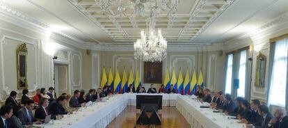 El presidente de Colombia, Juan Manuel Santos, se reúne con la comunidad internacional de donantes, este viernes en Bogotá. 