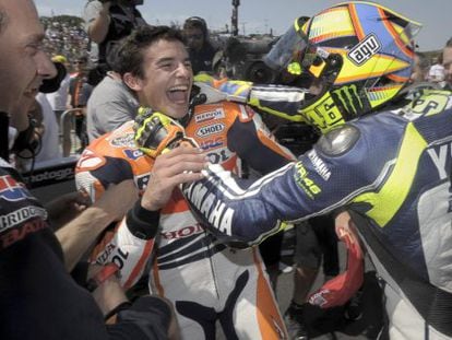 M&aacute;rquez recibe la felicitaci&oacute;n de Rossi tras la carrera