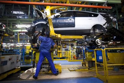 Un trabajador en la planta de Ford en Almussafes (Valencia)