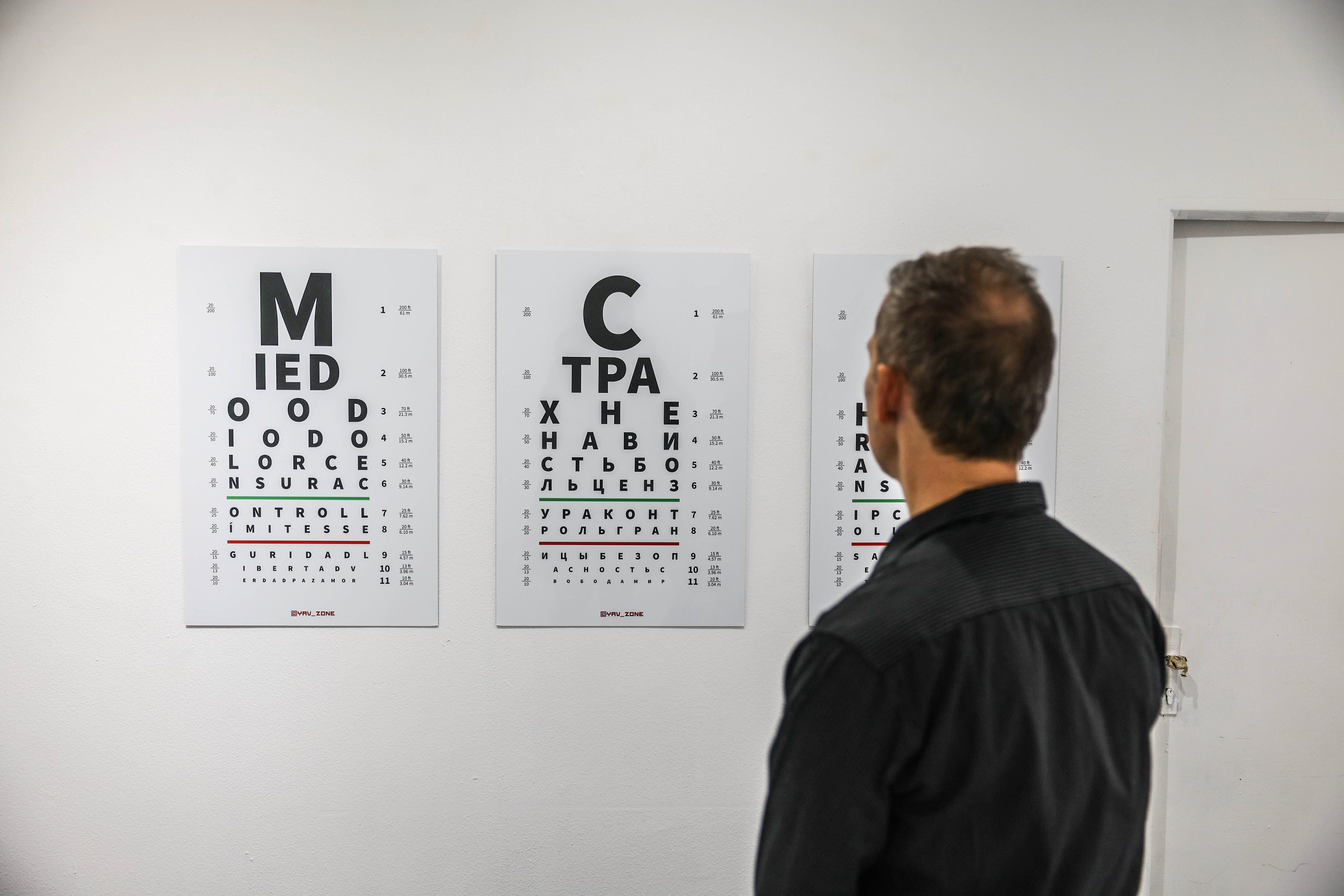 Tablas optométricas de la artista Anastasia Vladychkina, expuestas en la muestra 'Lavado de cerebro'.