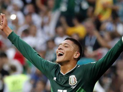 Edson Álvarez celebra la victoria.