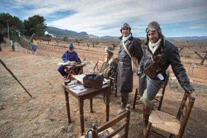 Los figurantes en la inauguración del campo de aviación de Vilafamés.