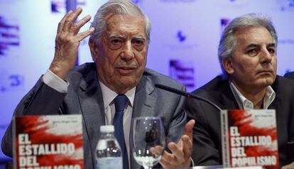 Mario Vargas Llosa, a la izquierda, junto a su hijo &Aacute;lvaro en la presentaci&oacute;n de &#039;El estallido del populismo&#039; este martes en Madrid.