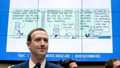 El fundador de Mark Zuckerberg, en 2018 en el Congreso de Estados Unidos, ante una tira de Dilbert.