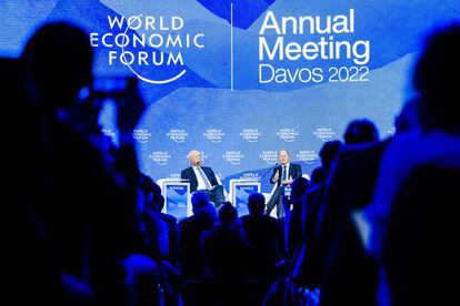Klaus Schwab, presidente ejecutivo del Foro Económico Mundial , y el canciller alemán Olaf Scholz en Davos, el 26 de mayo de 2022.