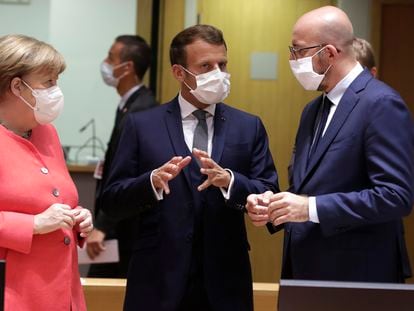 La canciller alemana, Angela Merkel, conversa con Emmanuel Macron y Charles Michel, este viernes en Bruselas.