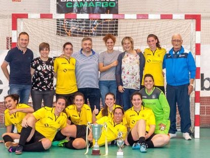 Peláez, en el centro de la foto con camiseta azul, con las jugadoras de la A.S. Muriedas Urrutia.