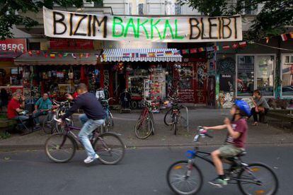 Un cartel del barrio berlinés de Kreuzberg reclama el pasado 12 de junio que se mantenga abierta la tienda de Ahmet Caliskan.