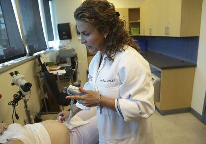 Una médico examina a una mujer embarazada en un centro médico de Florida