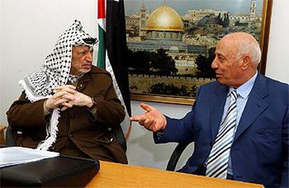 El <i>rais</i> palestino y el primer ministro, Ahmed Qurei, durante una entrevista mantenida el sábado en Ramala.