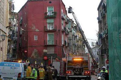 Los bomberos trabajando en el edificio derrumbado ayer en el casco viejo de Lleida.