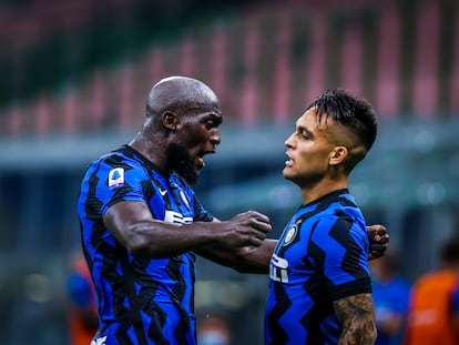 Lukaku y Lautaro celebran un gol en la Serie A.