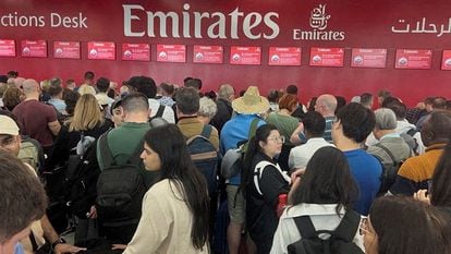 Colas en la oficina de Emirates en el aeropuerto de Dubai tras las tormentas que provocaron caos en los vuelos.