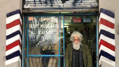 El peluquero Manuel Ibarra, en la entrada de su negocio.