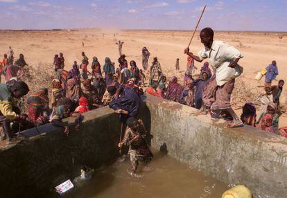 Varios etíopes tratan de abastecerse de agua en el campo para desplazados de Denan, donde la sequía está causando estragos.