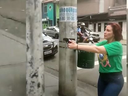 La diputada bolsonarista Carla Zambelli apunta con su arma a un hombre el pasado 29 de octubre en São Paulo, Brasil, la víspera de las elecciones presidenciales.