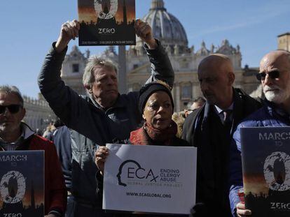 Miembros de ECA (Por el fin de los abusos de los sacerdotes), en la plaza de San Pedro del Vaticano. En vídeo, el papa Francisco cierra la histórica cumbre vaticana sobre pederastia.