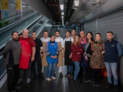 Foto de familia de la mayoría de los comerciantes que quedan en el mercado de Torrijos.