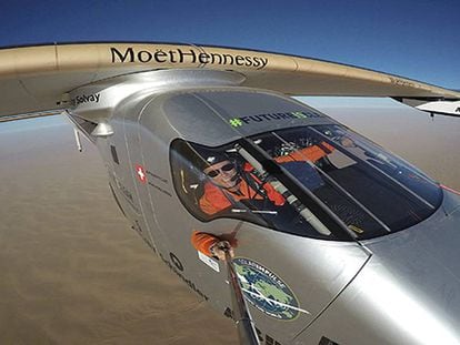 piloto suizo Bertrand Piccard mientras se hace un selfi en el Solar Impulse II.