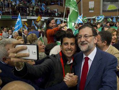 Mariano Rajoy se fotograf&iacute;a con un simpatizante en un mitin en M&aacute;laga.