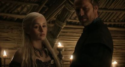 Viserys, impaciente porque Drogo no mueve ficha para poner a su disposición un ejército para tomar Poniente y coronarse, amenaza con llevarse a Daenerys apuntando con una espada el vientre donde ya lleva un niño. Drogo le promete que tendrá una corona. Y le ejecuta echándole en la cabeza oro derretido. Jorah le dice que mire para otro lado. Ella, con seguridad, dice que no. La mirada con que ve cómo muere su hermano ya deja claro que a Daenerys no le tiembla el pulso si tiene que sacrificar a alguien cercano. “No era un dragón, el fuego no puede matar a un dragón”