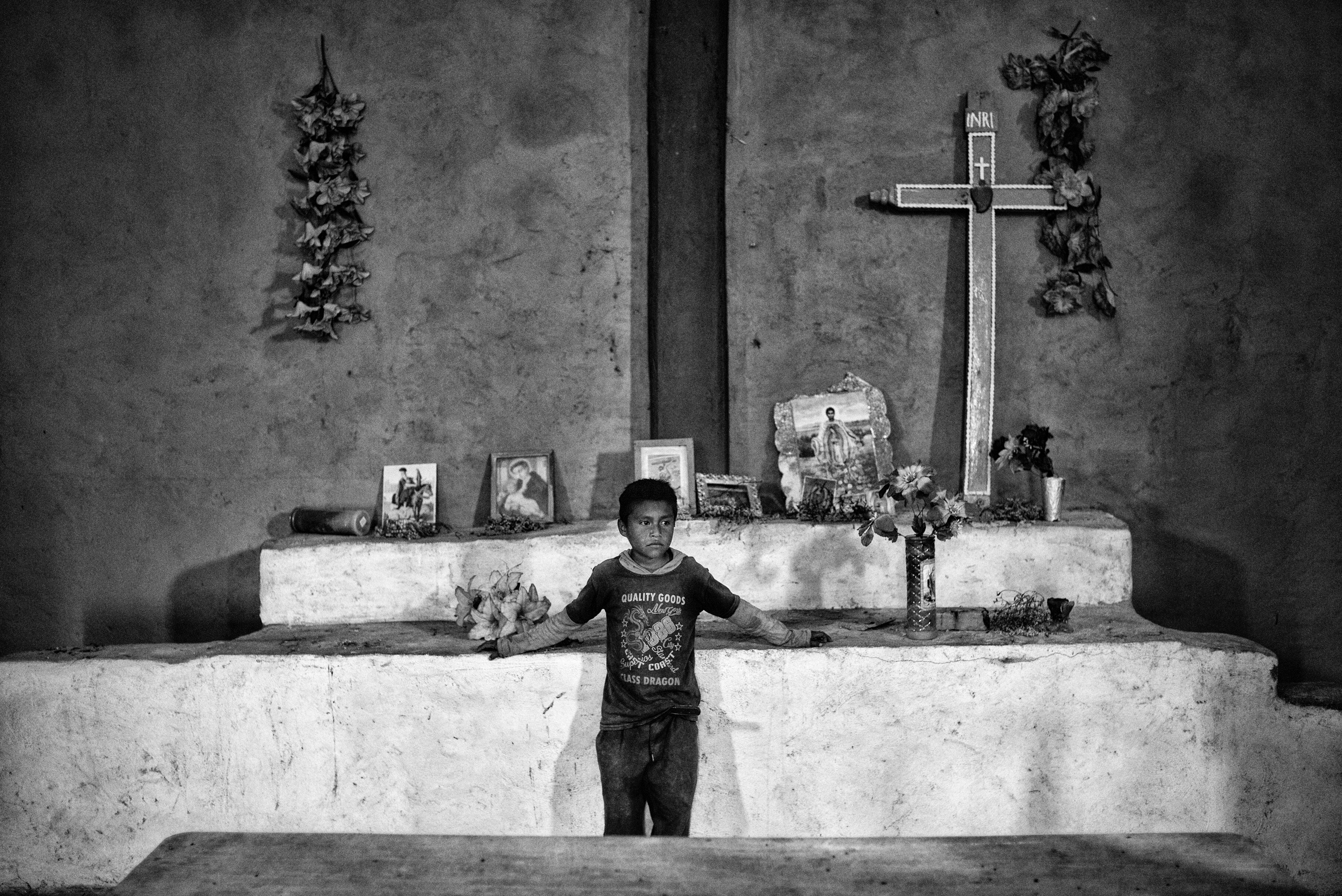 Un niño descansa en la iglesia de San Miguel Amoltepec, Guerrero.