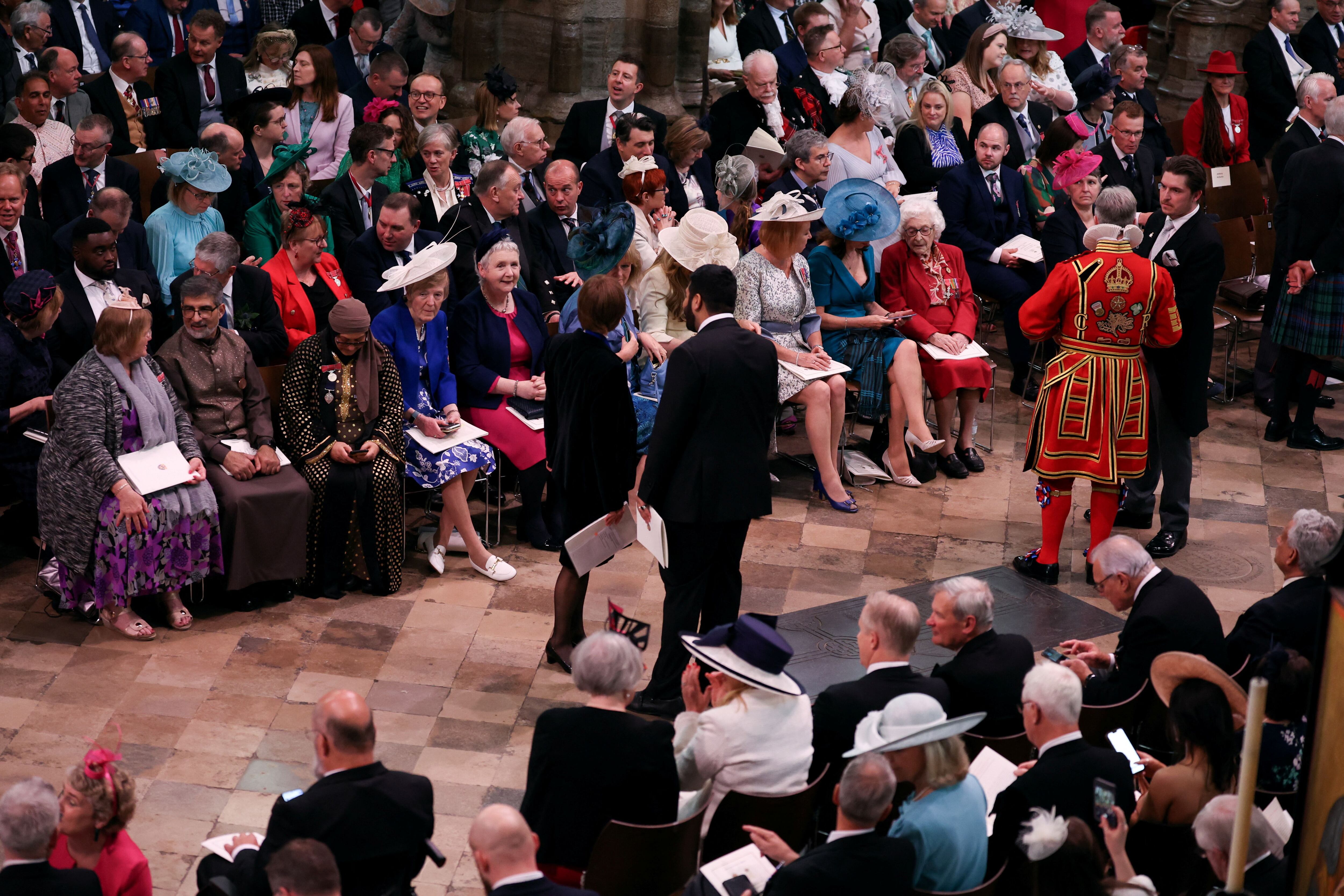Los primeros invitados han llegado a la abadía de Westminster tres horas antes de la llegada de Carlos III y Camila. 