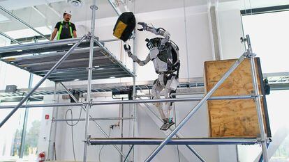 El robot de Boston Dynamics levanta los brazos.