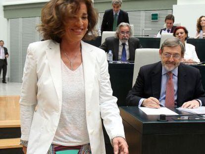 La alcaldesa de Madrid, Ana Botella, y, detr&aacute;s, a su izquierda, Jaime Lissavetzky (PSOE).