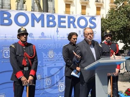 Javier Barbero, durante el homenaje a los bomberos fallecidos en el incendio de Almacenes Arias.