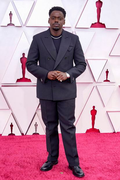 Daniel Kaluuya, mejor actor de reparto por Judas y el mesías negro, con esmoquin de Bottega Veneta y joyas de Cartier.