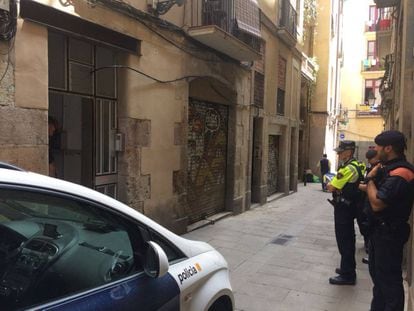 Operació policial en un narcopiso aquest divendres al barri Gòtic de Barcelona.