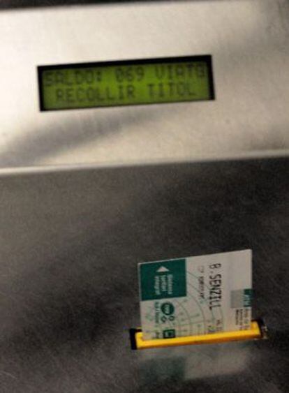 Imagen de un torno del metro de Barcelona con un billete que dispone de 69 viajes colgada en el blog del movimiento impulsor del fraude.