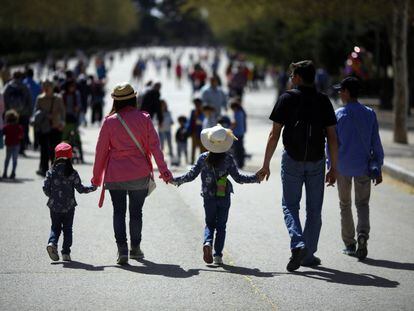 Una família passejant pel Parc del Retiro, a Madrid.