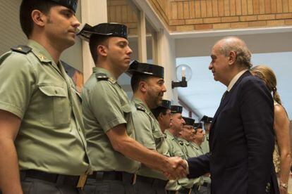Jorge Fernández Díaz saluda a los guardias civiles de Lleida