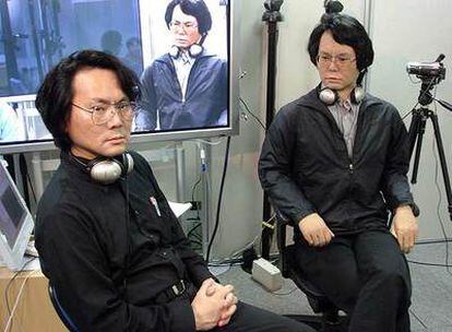 El profesor Ishiguro junto a Geminoid, el androide que ha creado a su imagen y semejanza