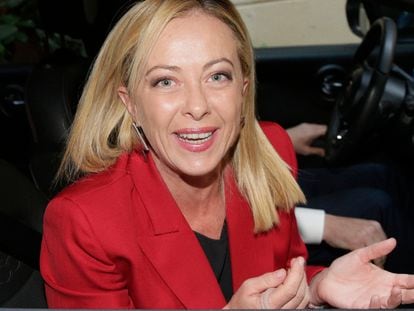 Giorgia Meloni sonríe desde el interior de un coche tras salir de la sede de su partido en Roma, este martes.
