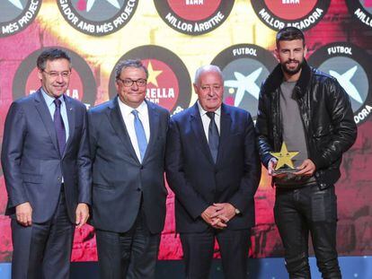 Piqué, con el trofeo, junto a Soteras, Asenjo y Bartomeu.