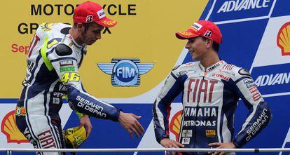 Rossi felicita a Lorenzo tras proclamarse este campeón del mundo en 2010.