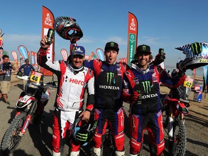 Ricky Brabec, en el centro, posa con sus compañeros de podio en el Dakar, Ross Branch, a la izquierda, segundo, y Adrien van Beveren, tercero.